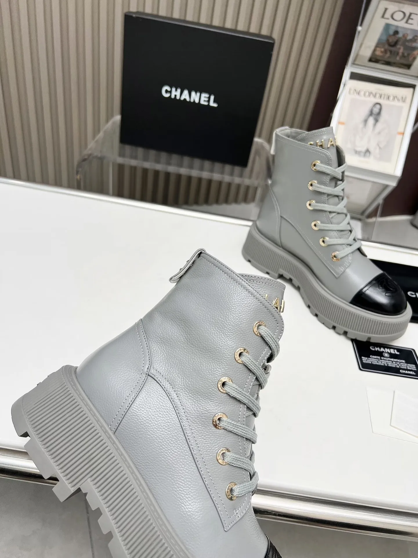 👟👟Ex-factory price 560👟👟 Autumn and winter new Chanel Chanel ankle boots original model opening✅ Strap design is super easy to put on and take off, the toe logo is electro-embroidered. The tongue is also the brand logo. Fabric: cow litchi pattern🐂 Inner/foot pad: cow lining. Use ultra-light rubber non-slip and wear-resistant outsole. Color: black, white, gray. Code number: 34-41 (34, 41) Need to be customized) Packaging: bag card